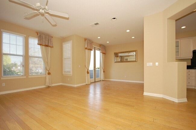 Building Photo - Amazing Location Home in Carlsbad with Lag...