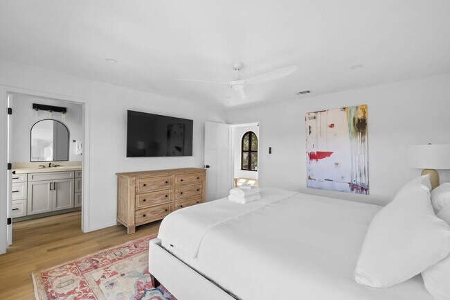 Building Photo - 2701 Bumble Bee Dr