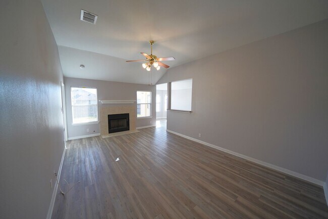Building Photo - Beautifully Renovated Home Now Available in Converse.  Realtor Commission: $500