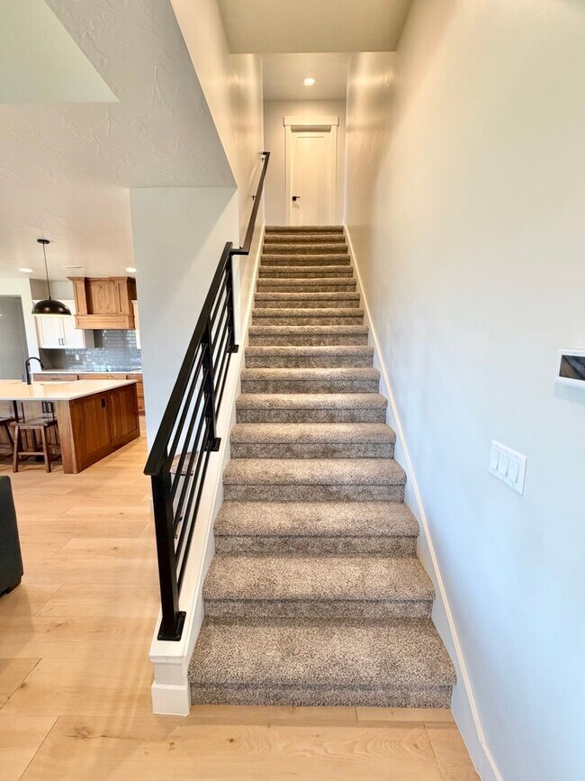 Building Photo - Beautiful Modern 5 Bedroom Home!! Furnished or Unfurnished option!!