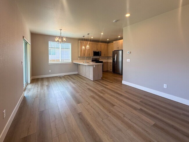 Building Photo - 634 NW Crater Lk Dr
