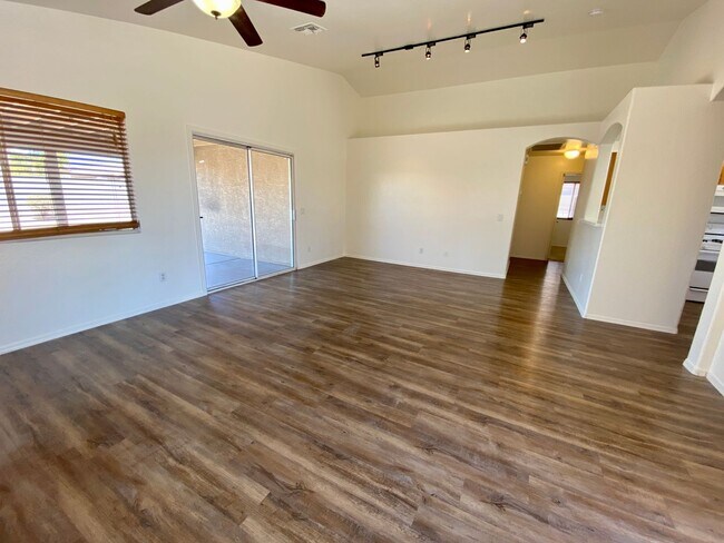 Building Photo - 3 Bed 2 Bath Corner Lot