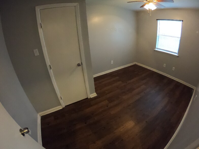Building Photo - 402 Manuel Dr