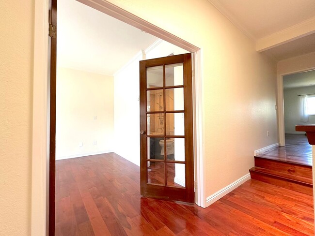 Building Photo - Spacious 3-Bedroom Condo for Rent in UTC –...