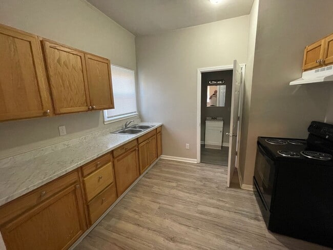 Building Photo - 705 Live Oak St