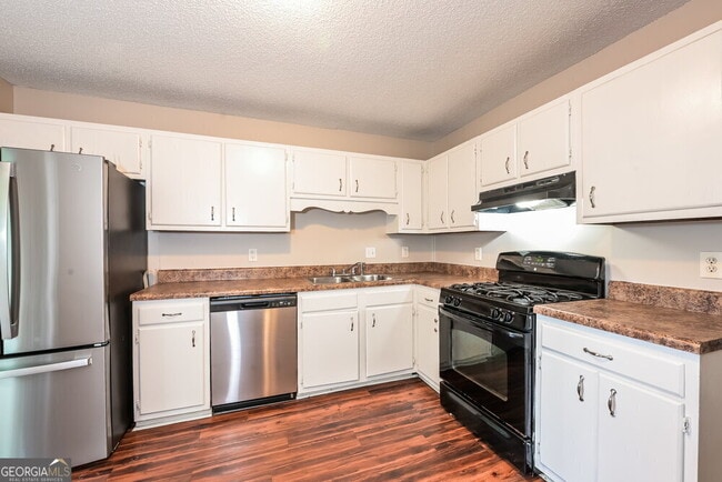Building Photo - 5009 Hawthorne Ct