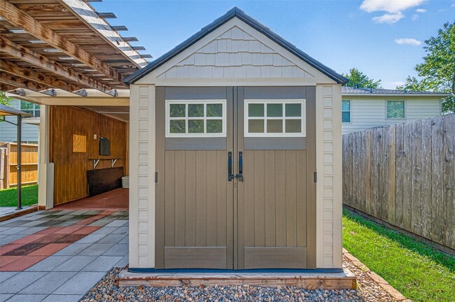 Building Photo - 2034 Wooded Oaks Dr