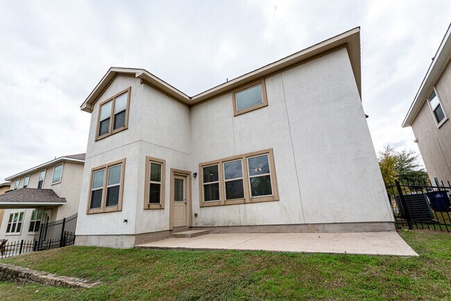 Building Photo - 3 Bedrooms, 2.5 Bathrooms – Stylish and Co...