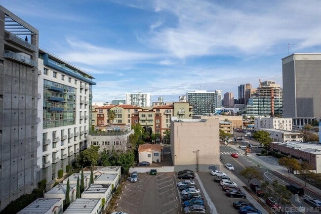 Building Photo - 300 W Beech St