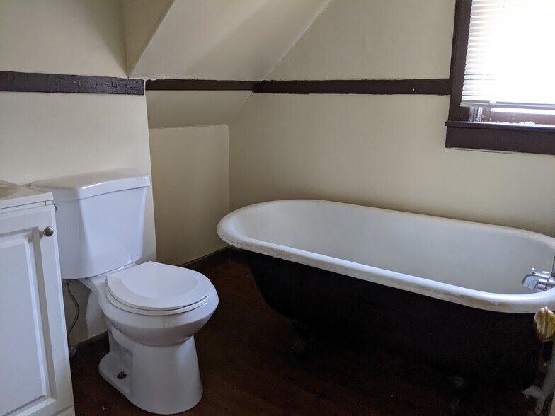 Building Photo - 878 Prospect Ave