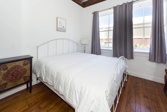 Building Photo - 350 King St