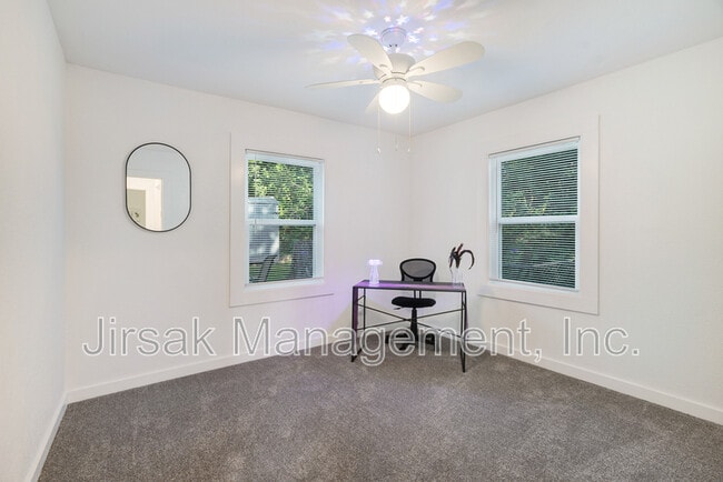 Building Photo - 660 16th St SE