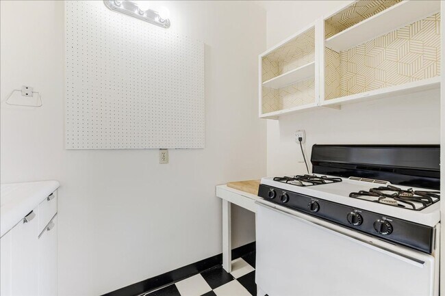 Building Photo - Quaint 2 Bedroom 1 Bath Apartment in Vintage Victorian Style Home!