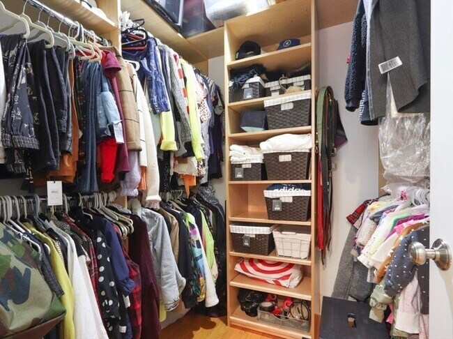 Building Photo - 525 E 7th St