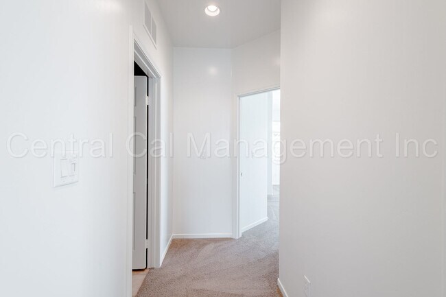 Building Photo - 3 Bedroom/2 Bath home located in the Desired Northwest - $2395 per Month!