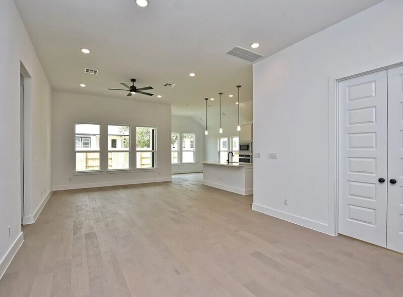 Building Photo - 2233 Nates Pl