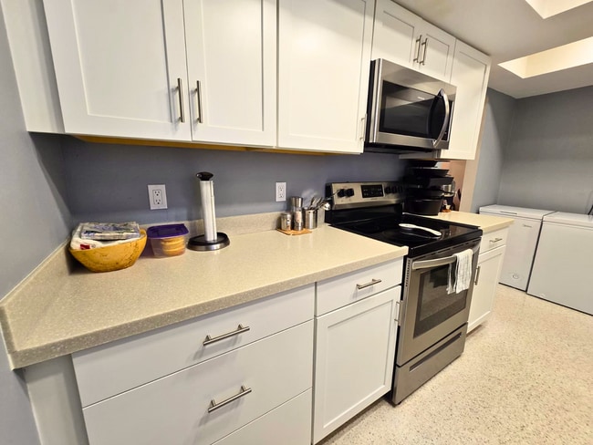 Building Photo - Charming 2 Bed/ 2 Bath Home w/ Garage in Sarasota