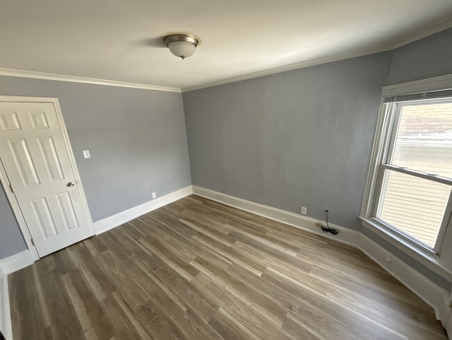 Building Photo - 913 10th St