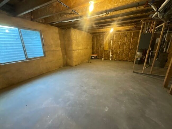 Building Photo - 2 bedroom 2 1/2 bath 2 car garage small do...