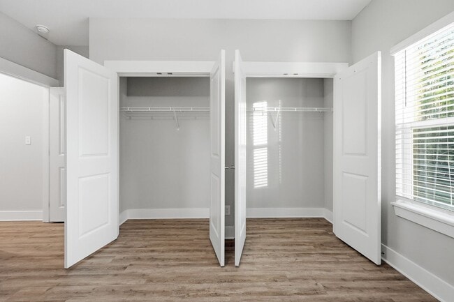 Building Photo - 3 Bedroom End Unit with a Lake View!!