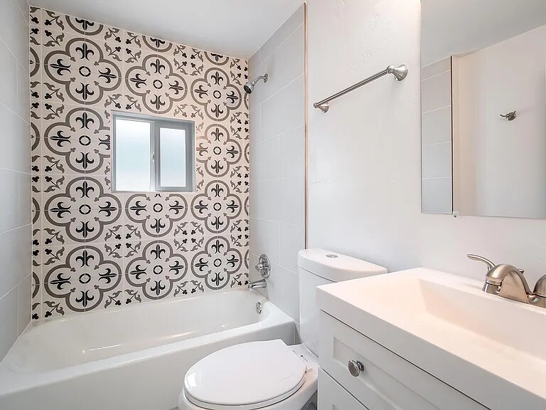 Building Photo - 1017 E West Cir Dr