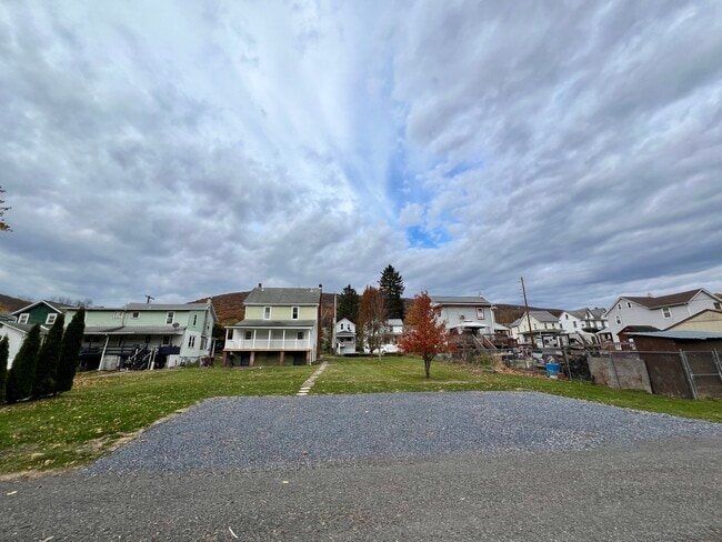 Building Photo - 423 Center St