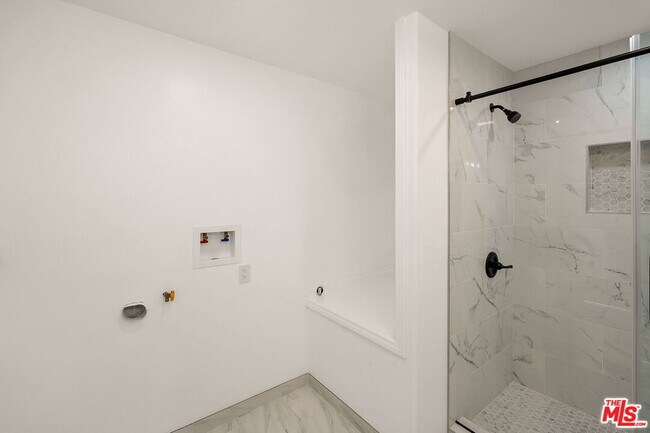 Building Photo - 435 W Elk Ave