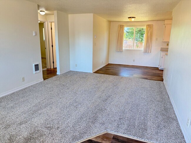 Building Photo - Updated single level 2 bed/1 bath duplex in Springfield!