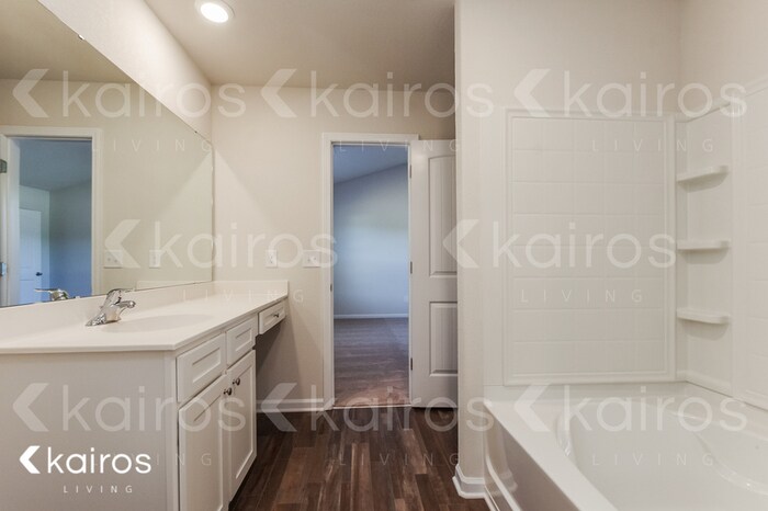 Building Photo - 207 Common Reed Dr