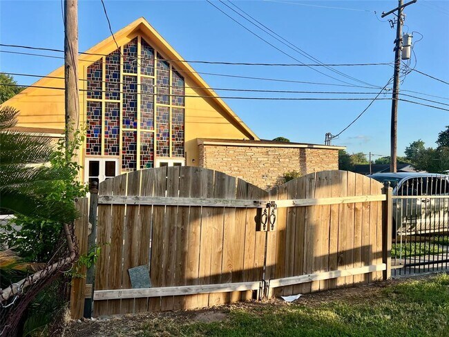 Building Photo - 412 W Nazro St