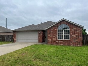 Building Photo - 121 Willow Dr