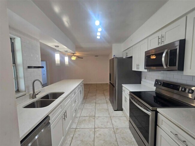 Building Photo - 12412 Cardiff Dr