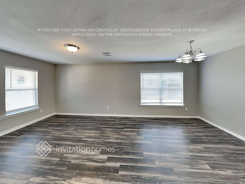 Building Photo - 12002 Peachtree Ln