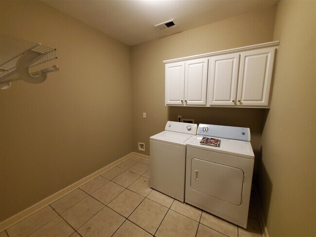 Building Photo - 472 Hunters Mill Cove