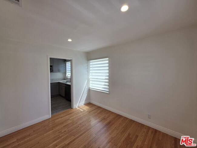 Building Photo - 102 Gaviota Ave