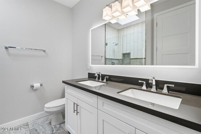 Building Photo - 1214 W 5th St