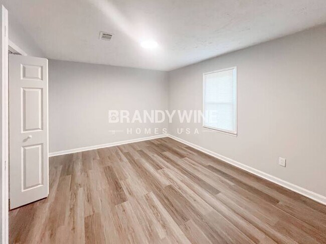 Building Photo - 324 Laurel Ln