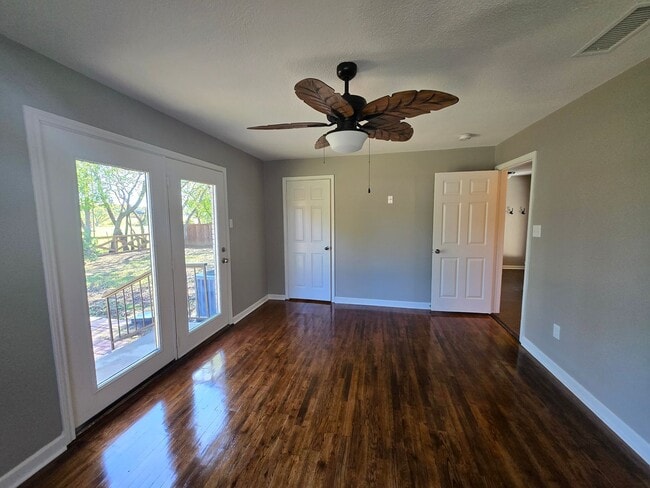 Building Photo - 3 Bedroom 2 Bath 2 Car Garage - Backs Up To A Nice Farm