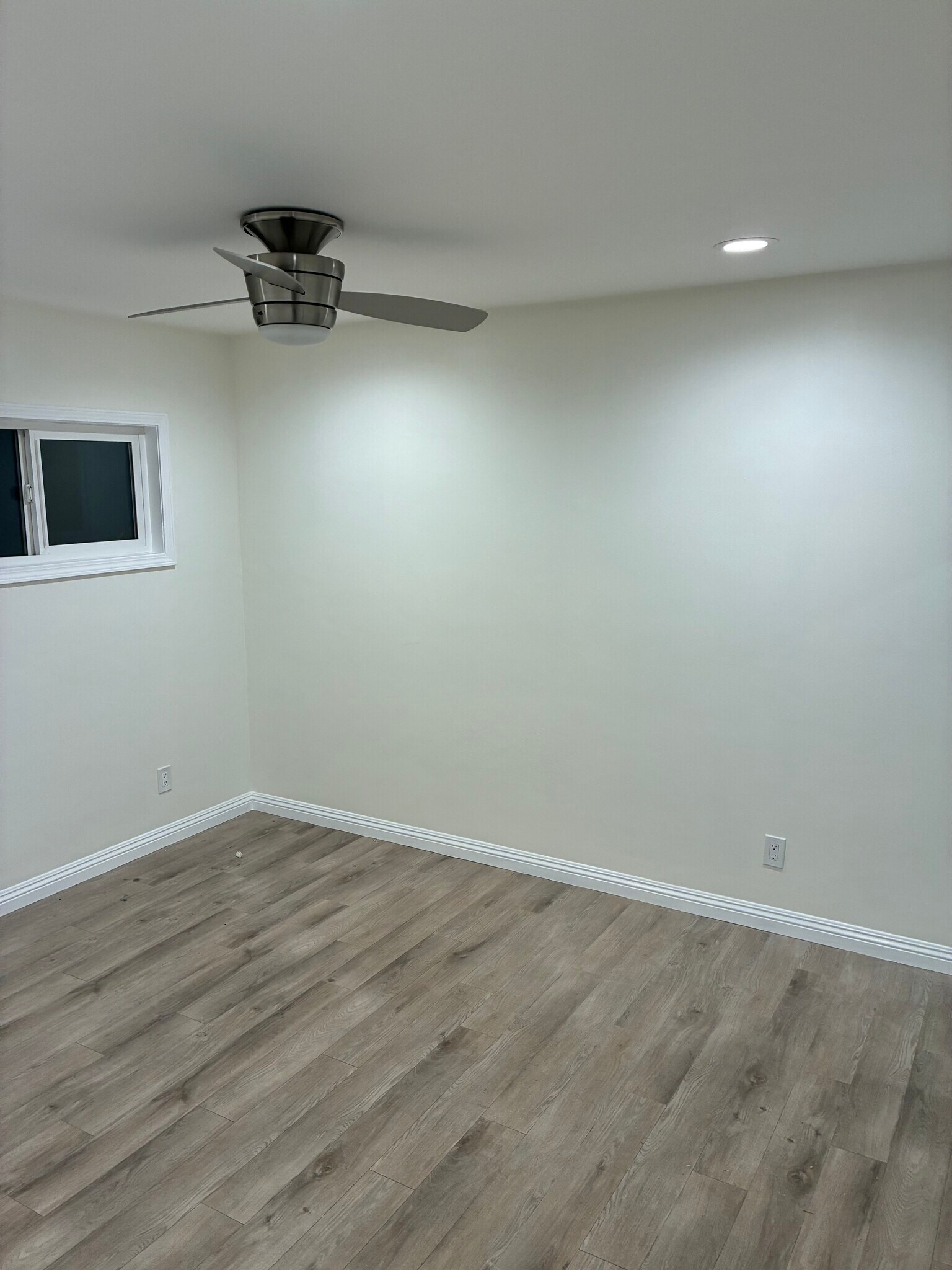 Building Photo - 12300 Manor Dr