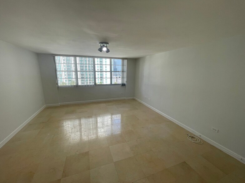 Building Photo - 999 Brickell Bay Dr
