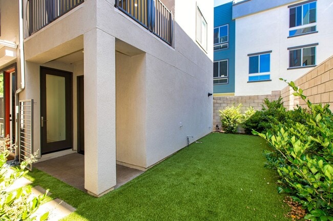 Building Photo - Highly Desired 4 Bedroom Floor Plan in Lig...