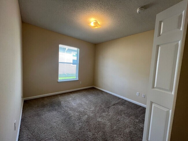 Building Photo - $1595 3/2 - R Section in Palm Coast - Avai...
