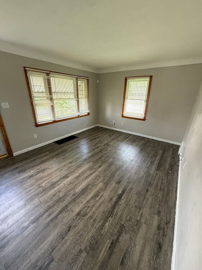 Building Photo - 2 Bed 1 Bath