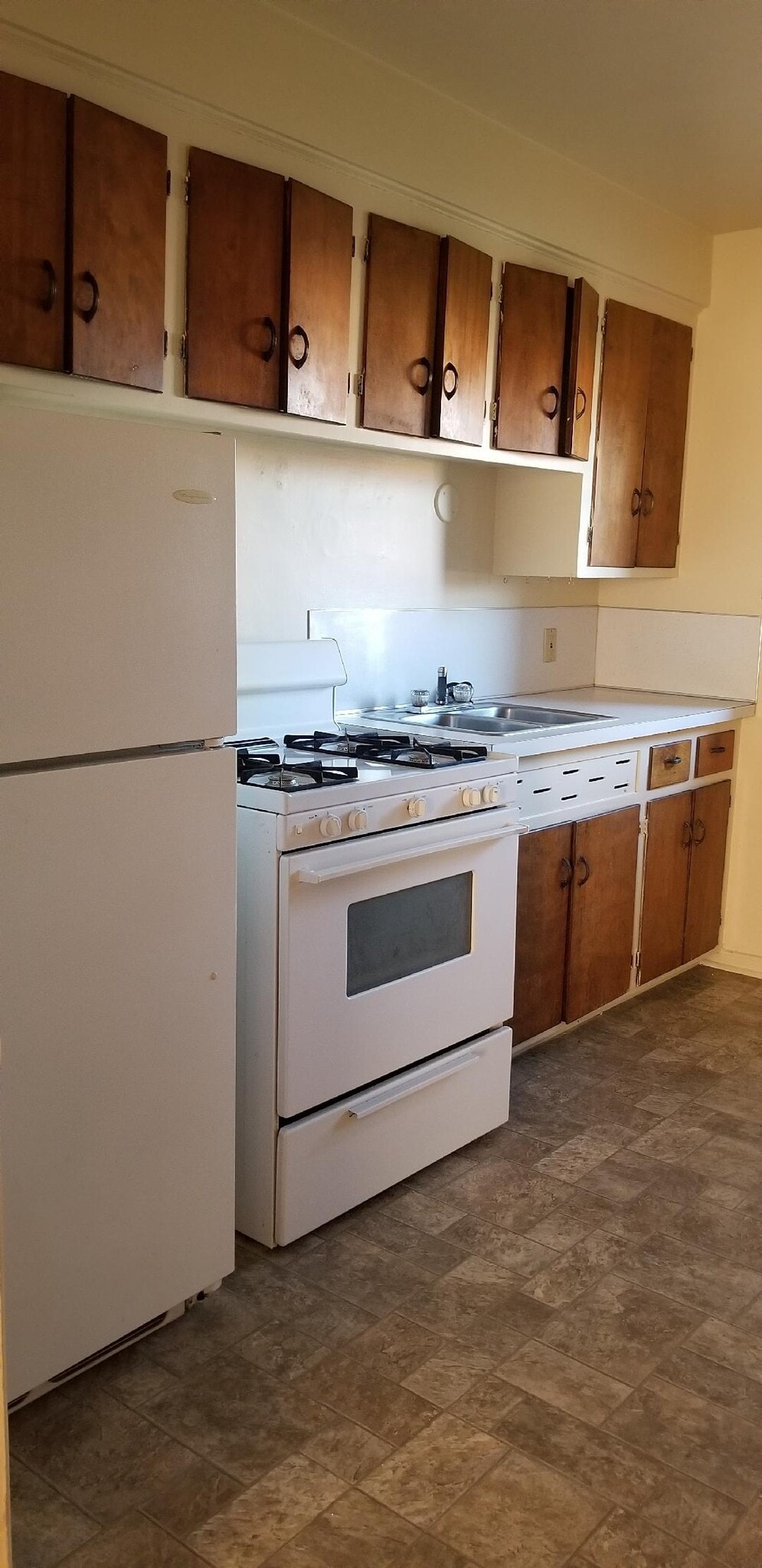 Kitchen - 1348 Eastview Ave