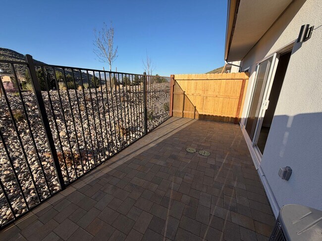 Building Photo - Brand New Townhome in Sparks!