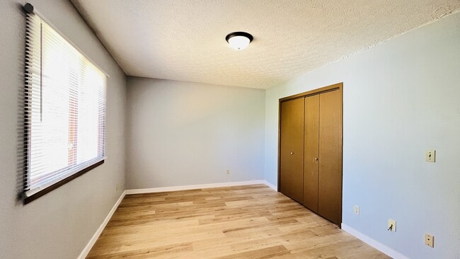 Building Photo - 431 S Village Ct