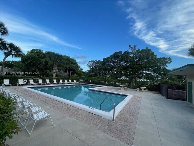 Building Photo - 449 Lakeview Dr