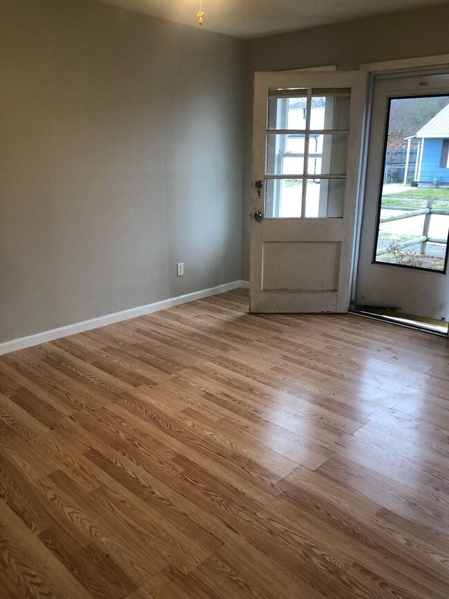 Building Photo - Two Bedroom One Bath Duplex Available in S...