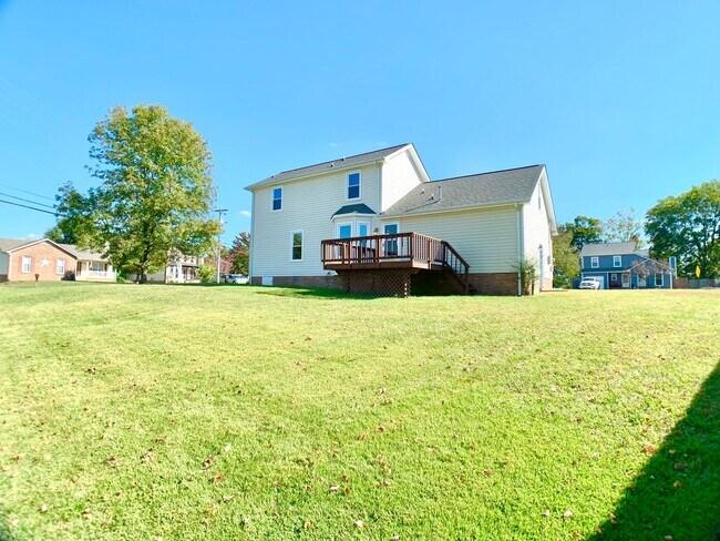 Building Photo - 501 Eysian Rd