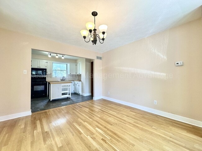 Building Photo - Craftsman Style, Modern Amenities Steps from Main St.